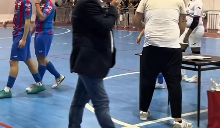 Agira. Il responsabile regionale di calcio a 5 Birtler, si complimenta con le du