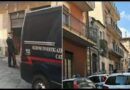Madre e figlia precipitano dal balcone