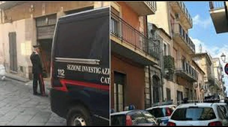 Madre e figlia precipitano dal balcone